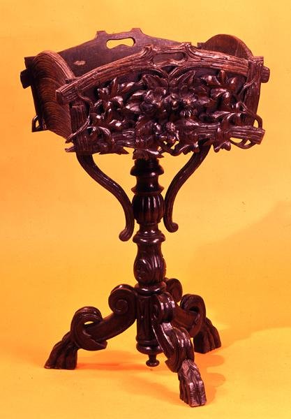 ジャルディニエール、1830年頃（彫刻が施されたオーク材）（さまざまなビューについては、147808および147810も参照） 作： 英語学校