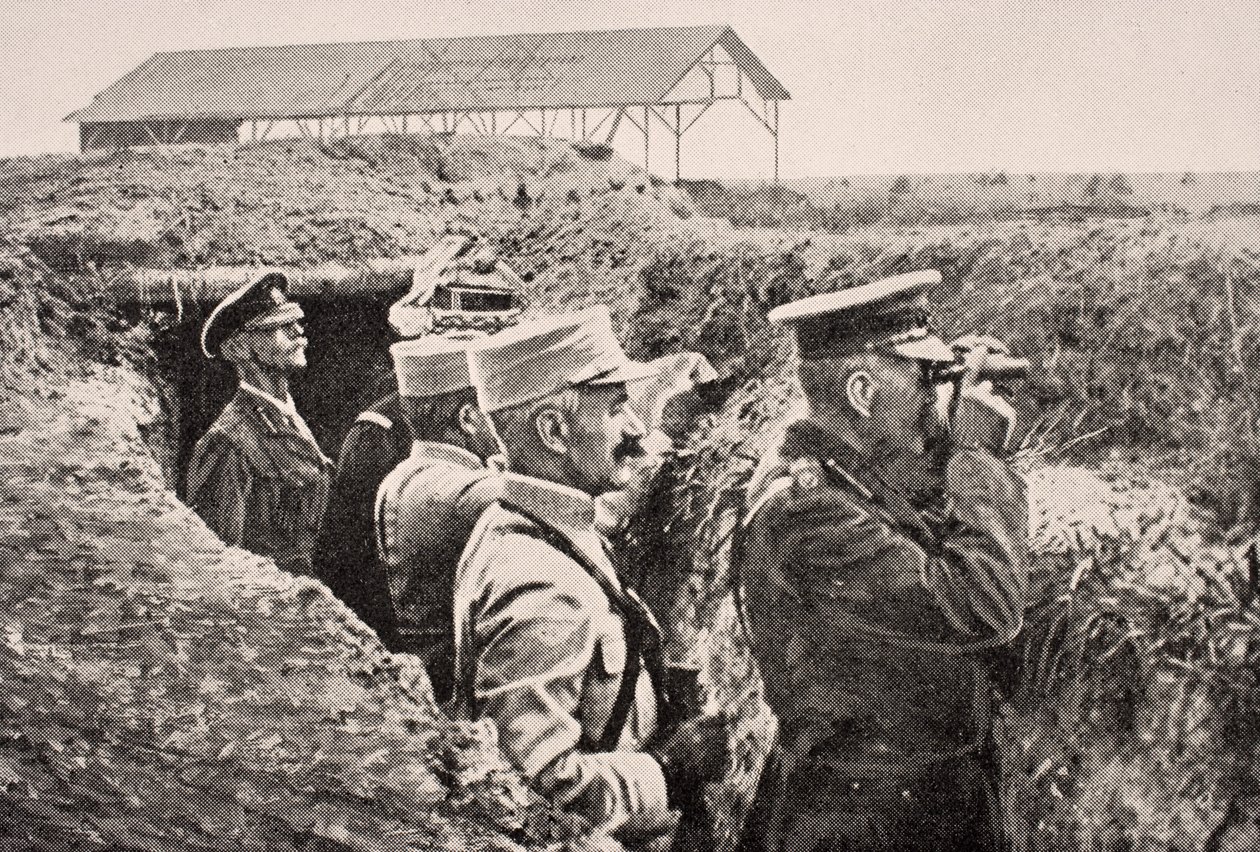 1915年8月、1916年ロンドンで出版された「The War Illustrated Album deLuxe」から、西部戦線の塹壕にいるジョフレ将軍と双眼鏡を備えたキッチナー卿 作： 英語学校