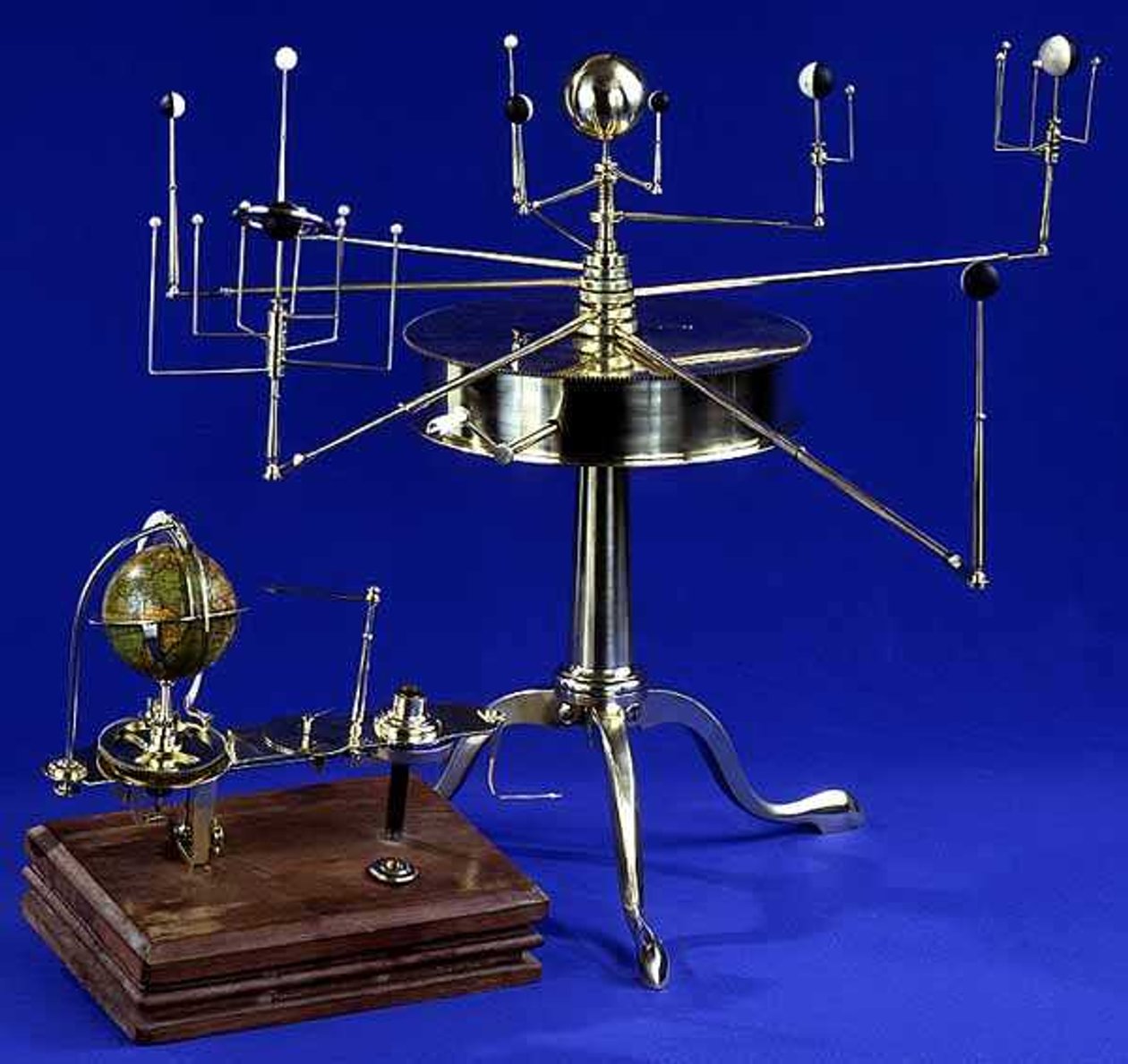 マーティンタイプのポータブルプラネタリウムまたはOrrery、トーマスブラント（fl.1760-1822）ジョージニューマンおよびトーマスフォイトc.1808（真鍮、銀メッキされた真鍮および象牙）（135773も参照） 作： 英語学校