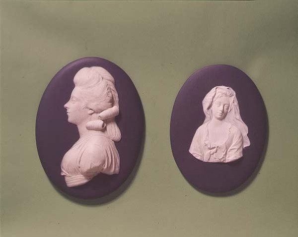 レディウォルポールとデボンシャー公爵夫人のメダリオン、1850年頃（ジャスパーウェア） 作： 英語学校