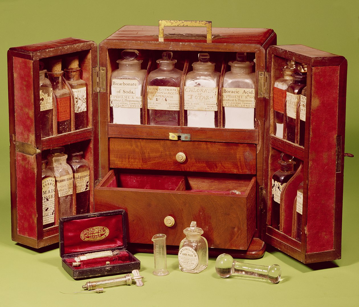Dinneford Family Chemist（マホガニー）による医療用胸部 作： 英語学校