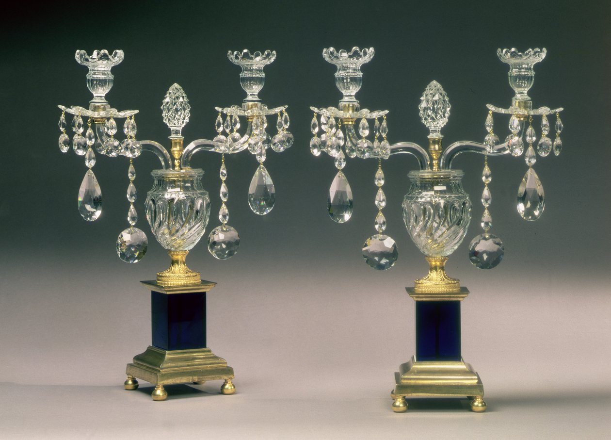ジョージIIIのペア、オルモールに取り付けられた燭台、c.1780（カットグラス） 作： 英語学校
