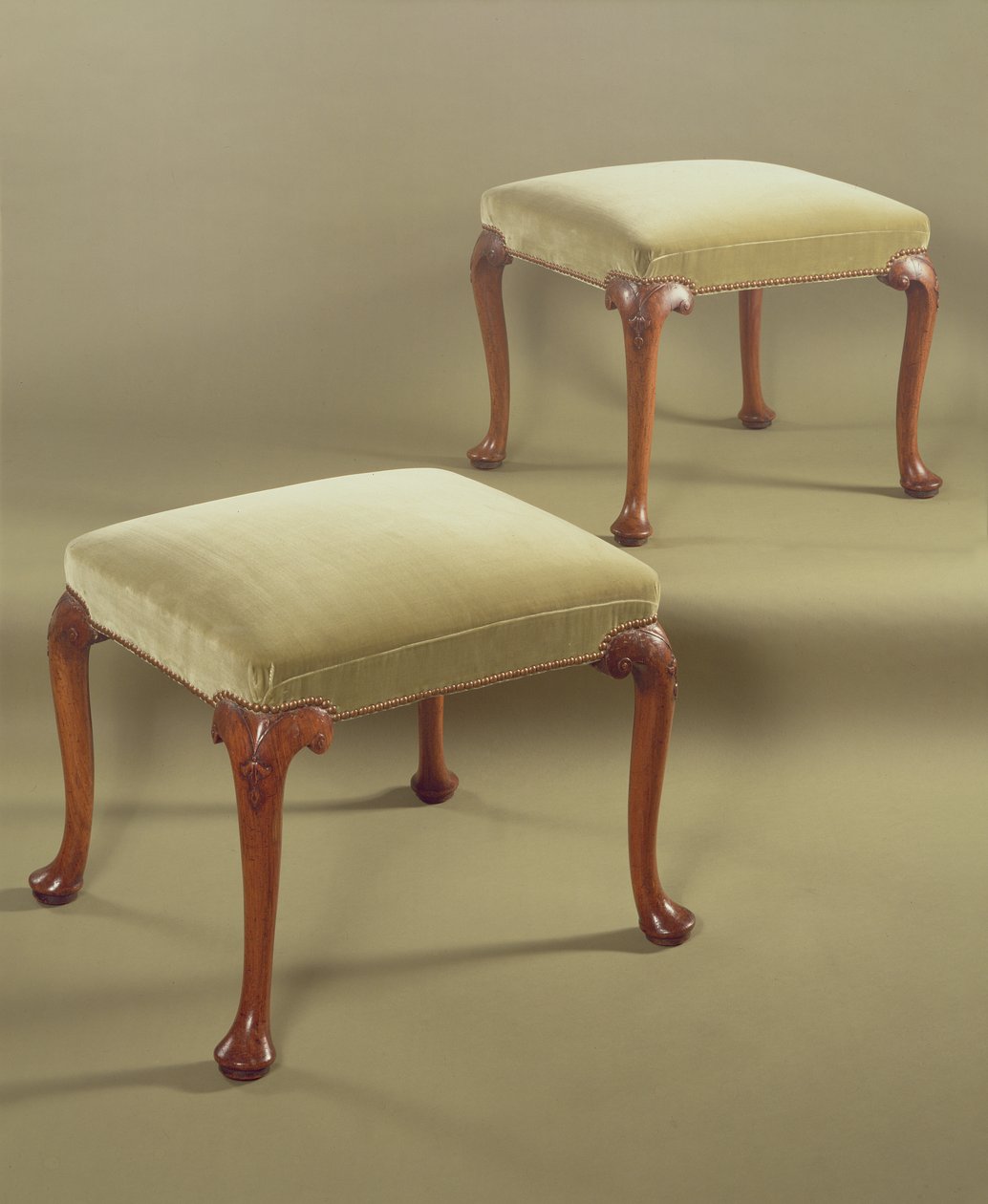 スツール、布張りのペア、c.1710（クルミ） 作： 英語学校