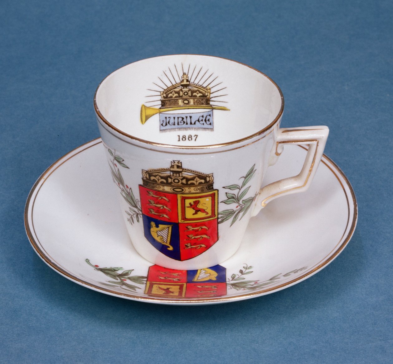 1887年のビクトリア女王のジュビリーを記念したプリマス磁器カップとソーサー（磁器） 作： 英語学校