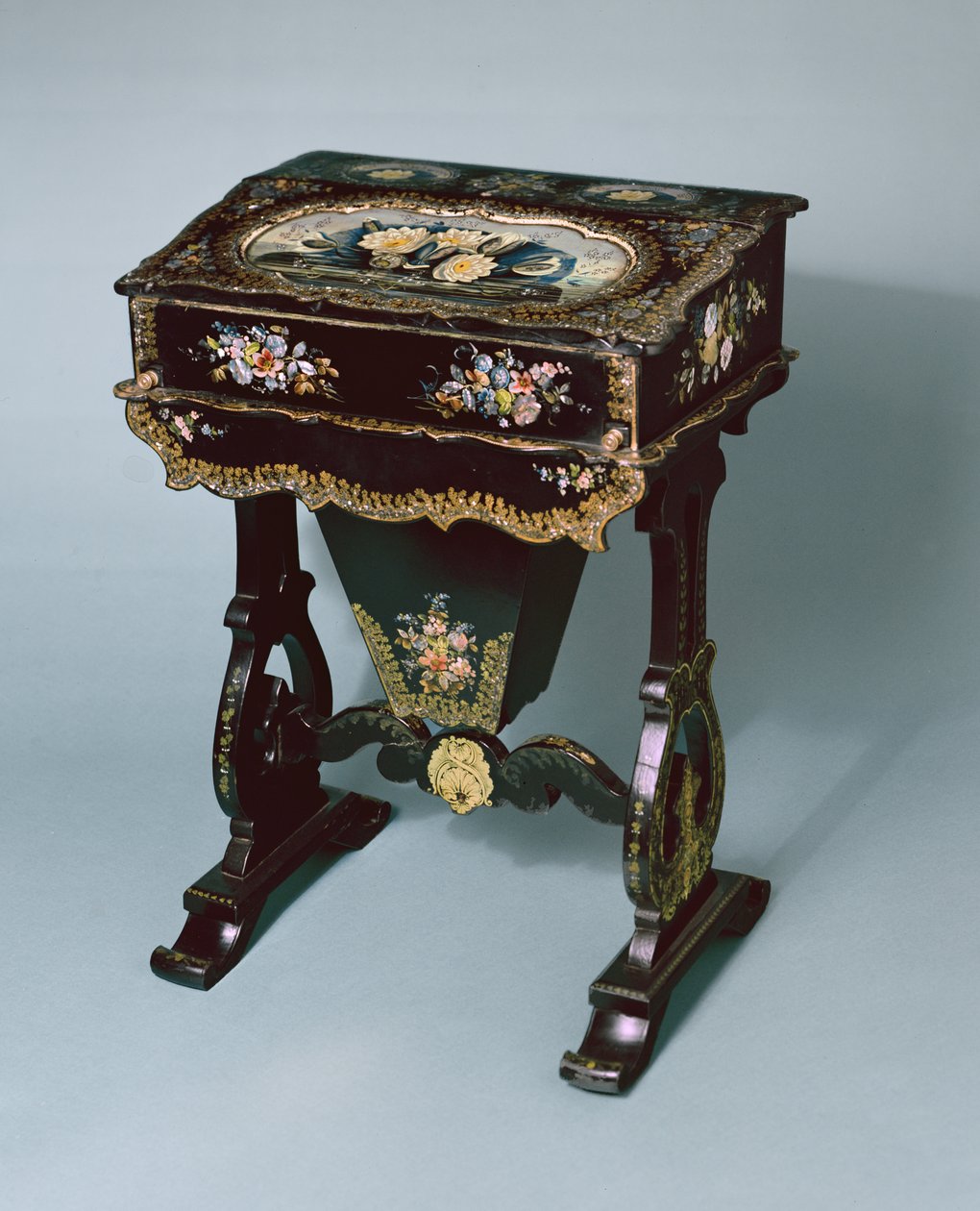 裁縫テーブルと机、1865年頃（張り子張り） 作： 英語学校