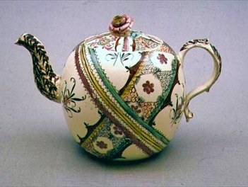 スタッフォードシャークリームウェアティーポット、1770年頃（セラミック） 作： 英語学校