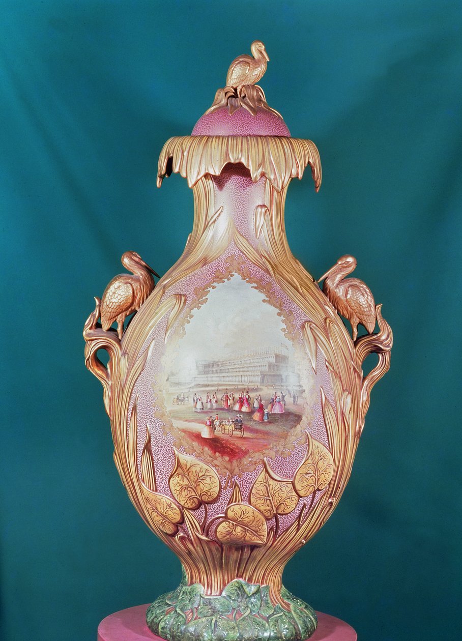 チャールズネイとサンズが制作したビクトリア女王の大展示会を描いた石器の金箔花瓶（セラミック） 作： 英語学校