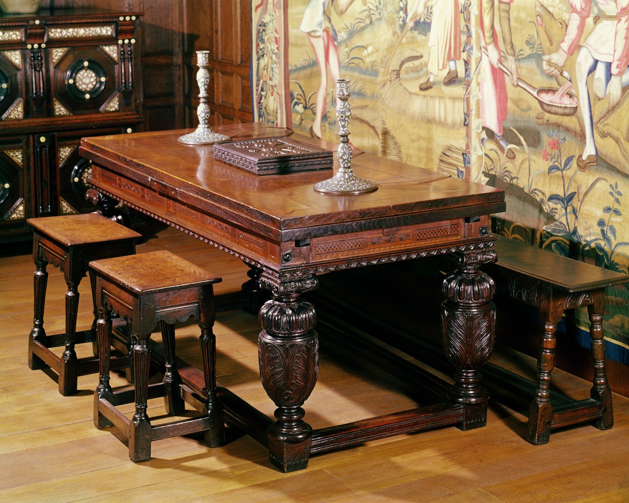 Bromley-by-Bowグループとして知られているテーブルと椅子、c.1580（オーク） 作： 英語学校