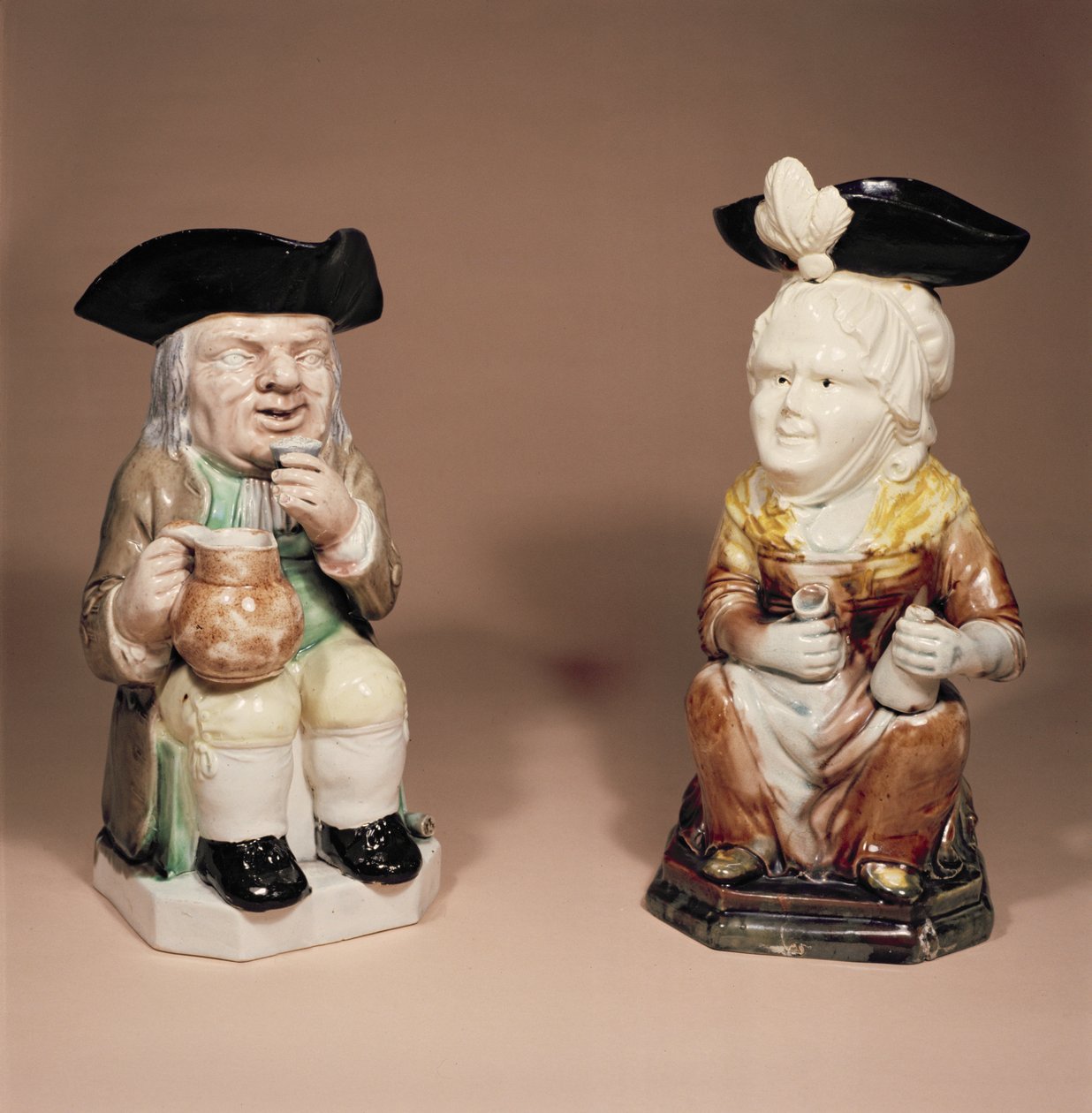 R.ウッドによるToby水差しとMartha Gunn水差し、1770年頃（石器） 作： 英語学校