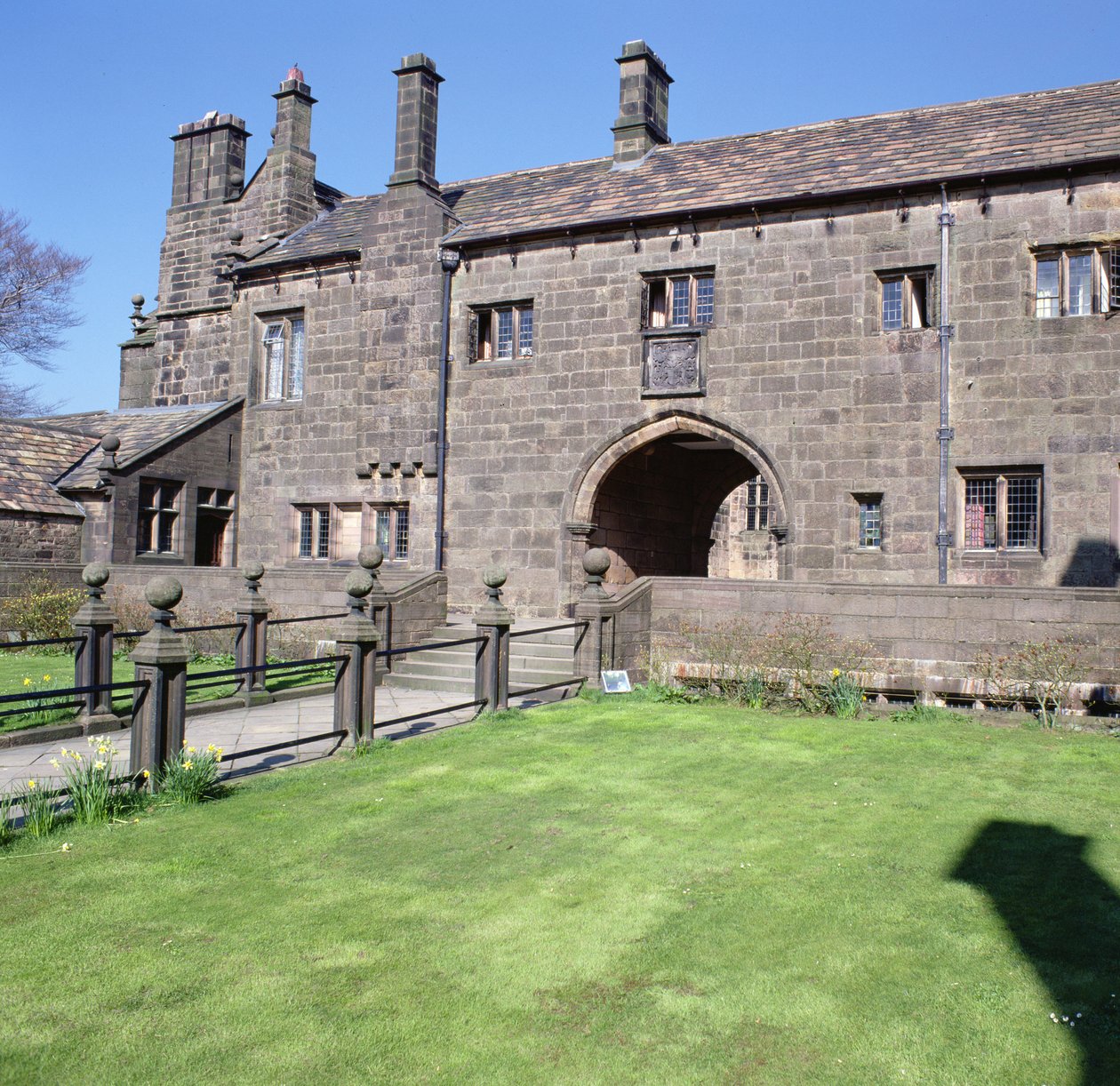 1565年にトーマスホグトンによって完成された、外の中庭の眺め 作： 英語学校