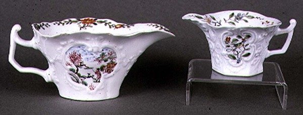 ウスター型の楕円形のソースボートとクリーマー、エナメルの多色装飾、c.1750-55（セラミック） 作： 英語学校