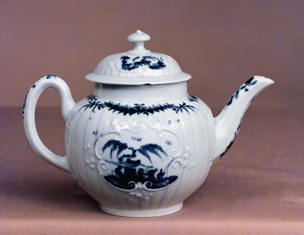 ウスターティーポット、1755年頃（磁器） 作： 英語学校