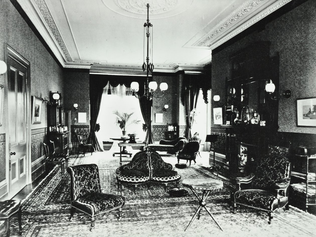 18 Addison Road：応接室、1890 作： 英語の写真家