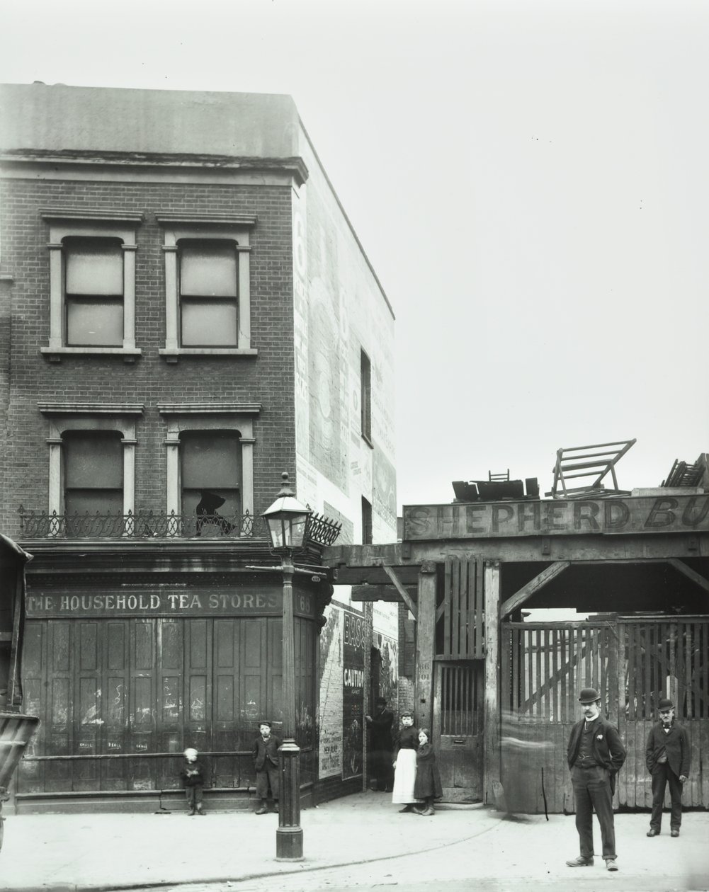 68 Bermondsey New Road：正面図、ロンドン、1898 作： 英語の写真家