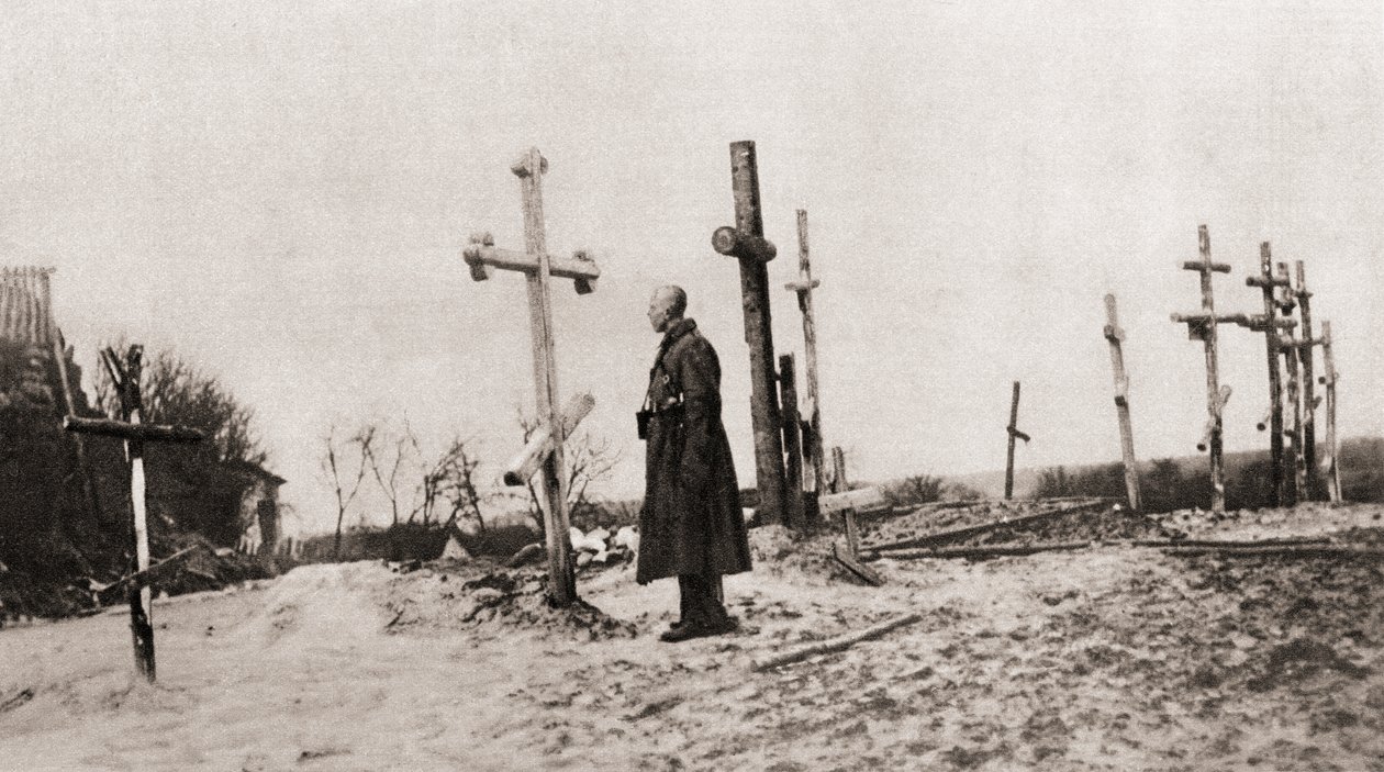 第一次世界大戦中に武装した同志の墓にいるロシアの兵士、イラストレイテッドウォーニュース、1915年 作： 英語の写真家