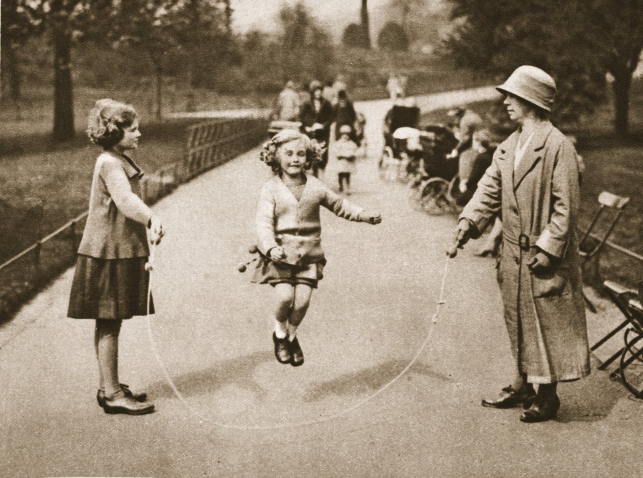 ワンダフルロンドンのハイドパークまたはケンジントンガーデンをスキップしている女の子が1926-27年に公開（グラビア） 作： 英語の写真家
