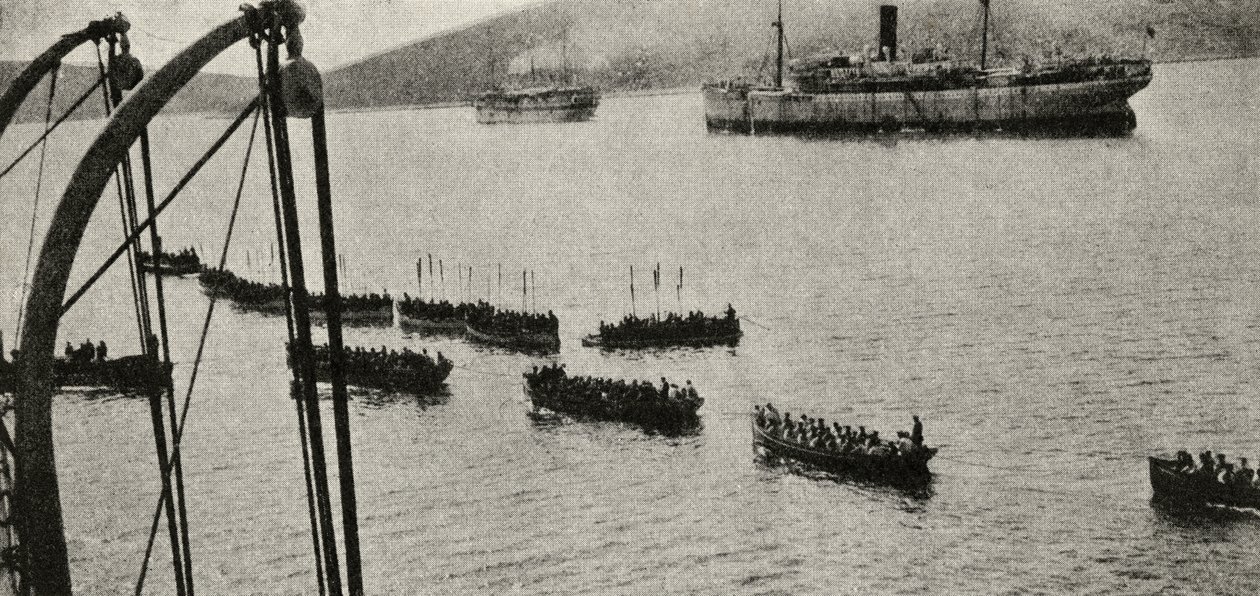 「大戦争：歴史」、ボリュームIII、1916年から、ガリポリキャンペーン中に岸に向けてトランスポートを去る上陸部隊 作： 英語の写真家
