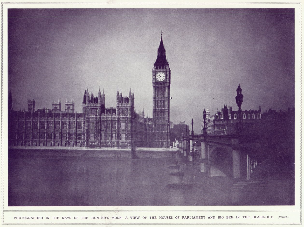 1939年11月8日に公開されたThe Illustrated War Newsからの停電中のハンタームーンの光線の中の議会とビッグベンの国会議事堂の眺め 作： 英語の写真家