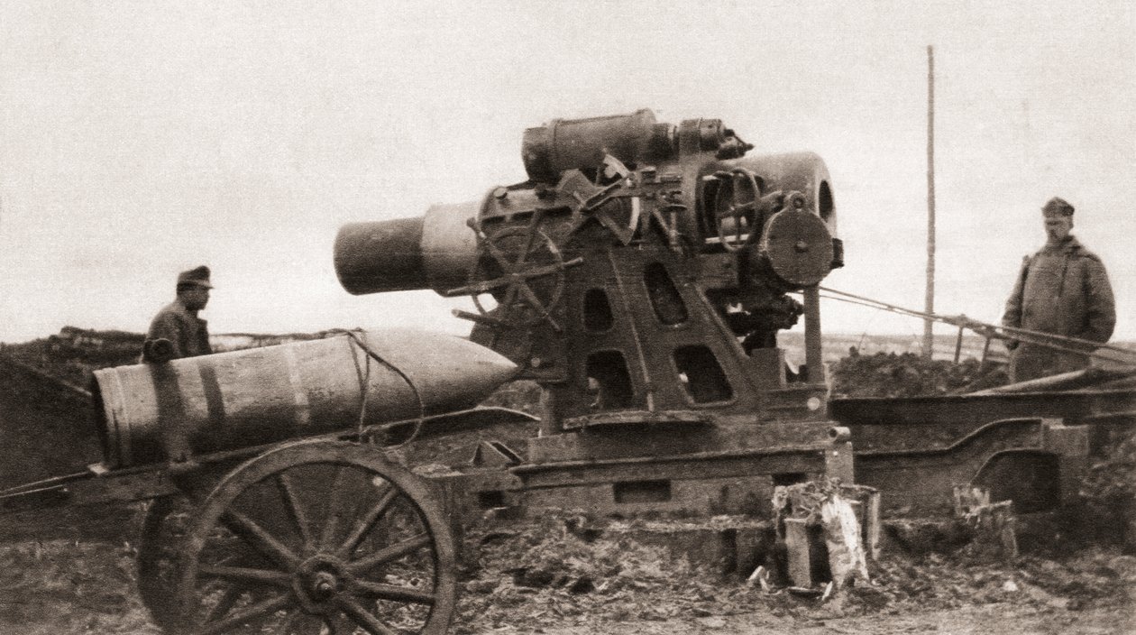 オーストリアの巨大な包囲榴弾砲とその殻。第一次世界大戦中に使用されました。 作： 英語の写真家
