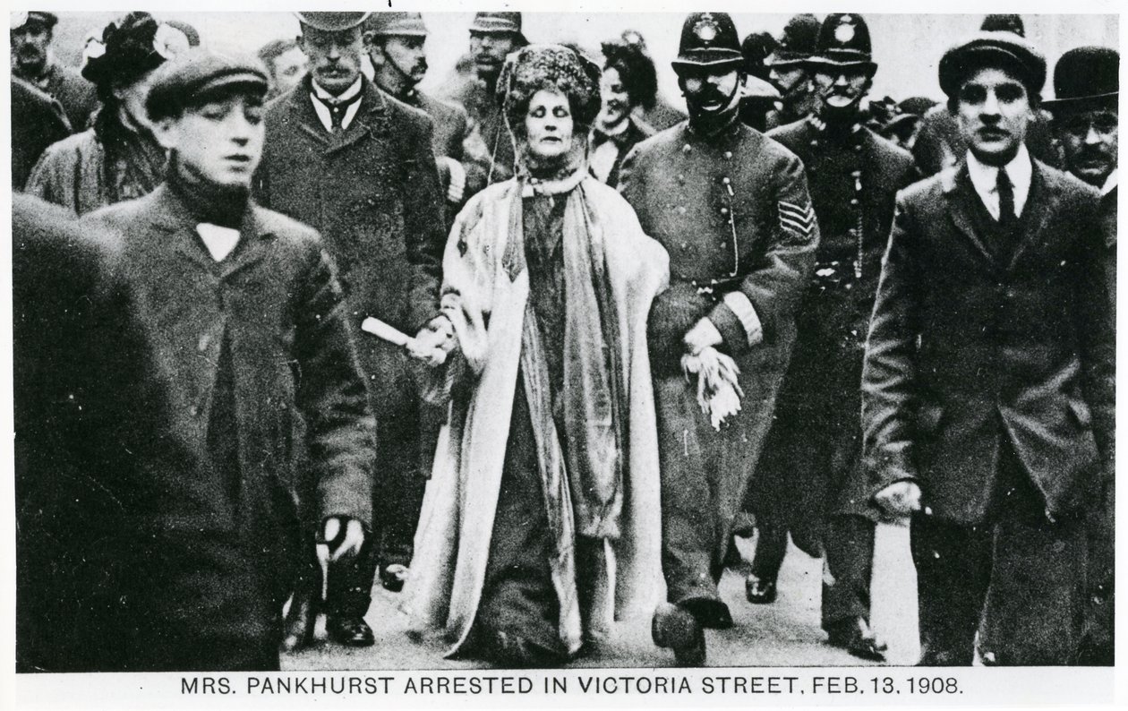 1908年2月13日、ビクトリアストリートでのEmmeline Pankhurst夫人の逮捕 作： 英語の写真家