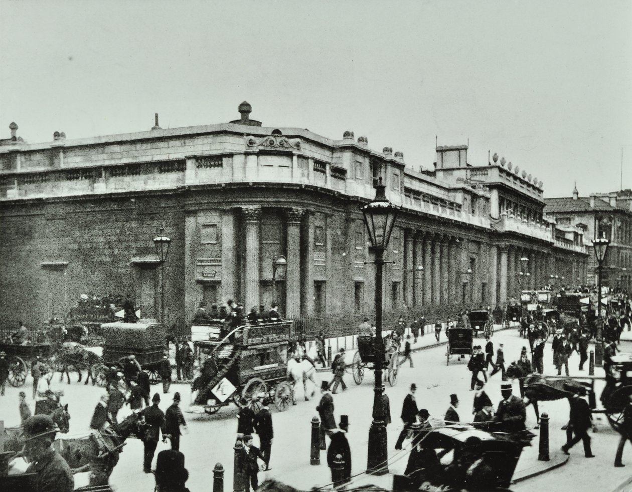 イングランド銀行、スレッドニードルストリート、ロンドン市、1890 作： 英語の写真家