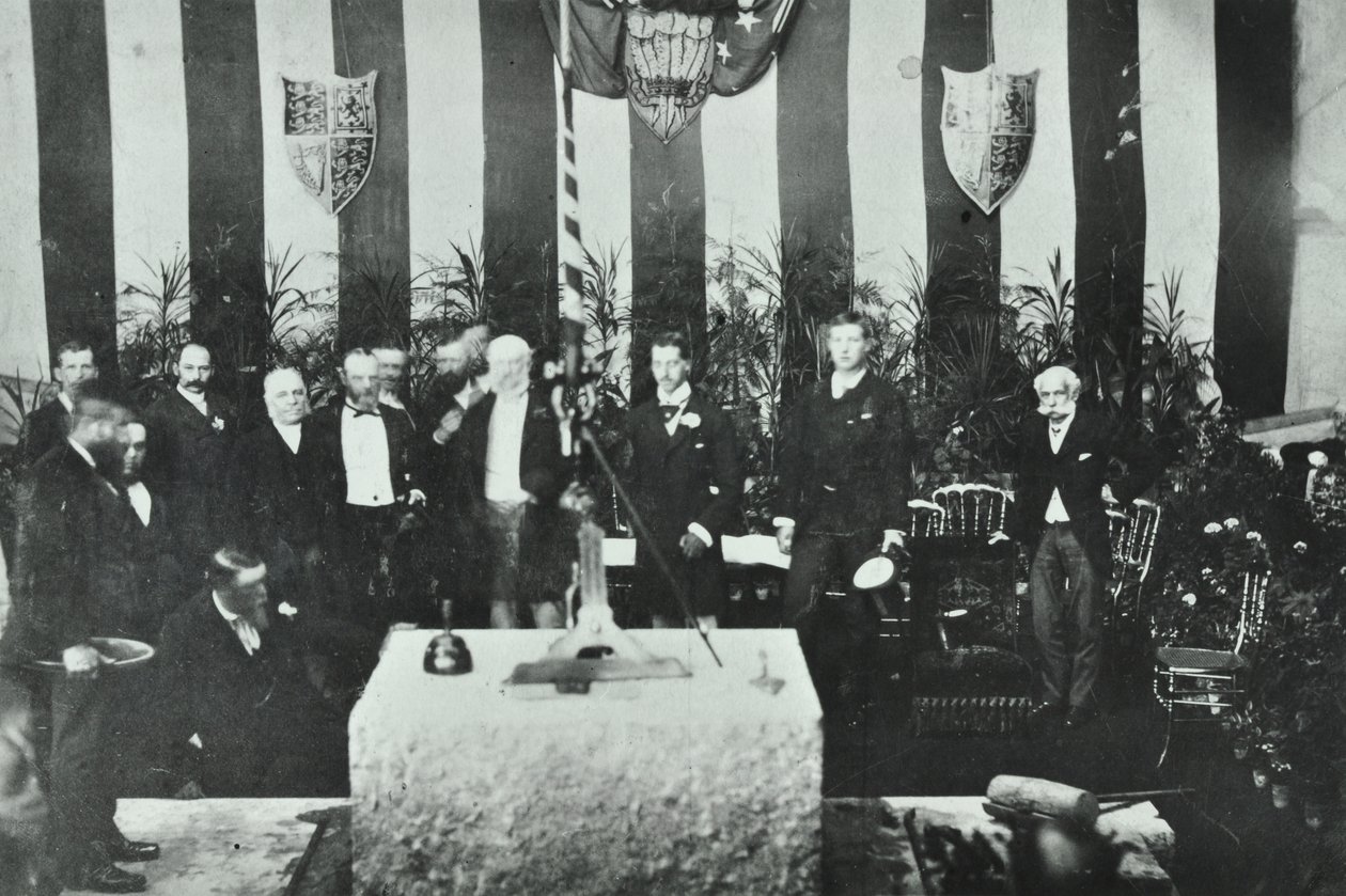 バタシーブリッジ：1887年、ウェールズのアルバートビクター王子による記念石の設置 作： 英語の写真家