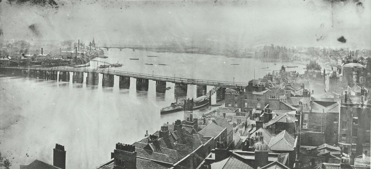 バタシーブリッジ：チェルシーチャーチタワーからの眺め、1875 作： 英語の写真家