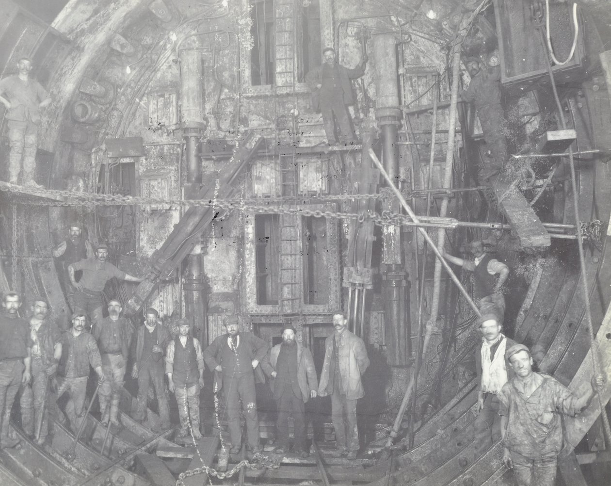 ブラックウォールトンネル：1894年に労働者のグループがエアロックに立ちました 作： 英語の写真家