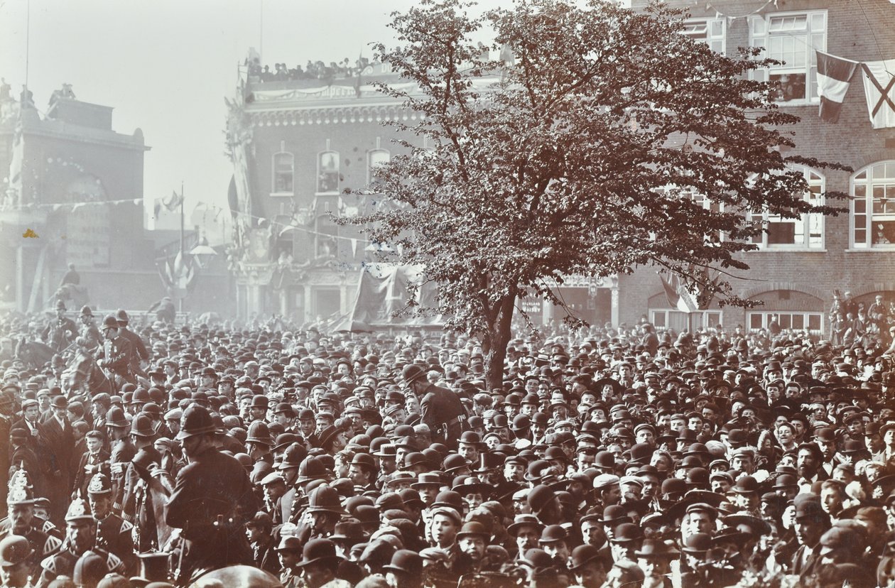 ブラックウォールトンネル：開会式での群衆、1897 作： 英語の写真家