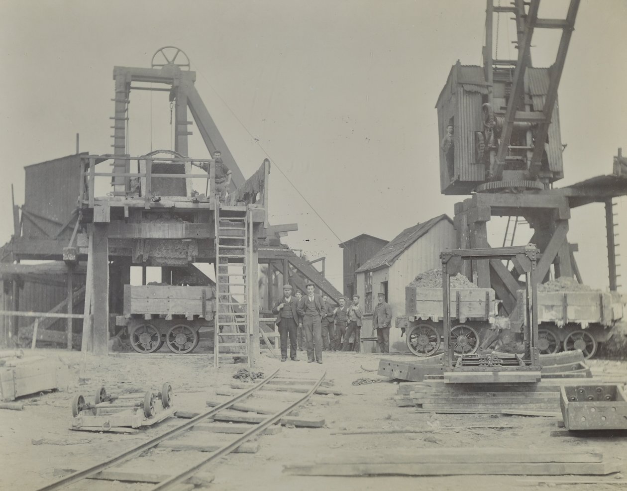 ブラックウォールトンネル：トンネル建設中のシャフトと作業員、1893 作： 英語の写真家