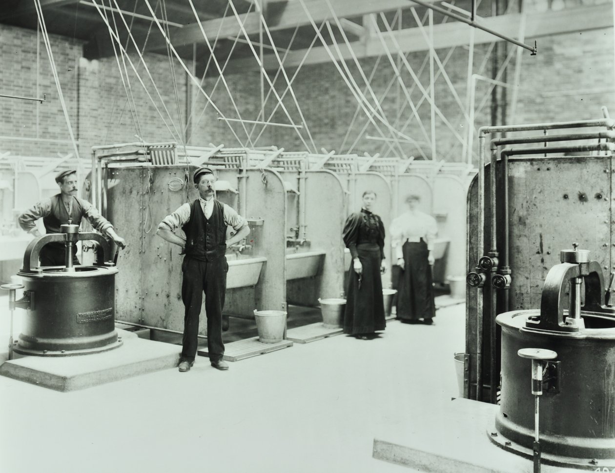境界通り：ランドリールームのインテリア、機械を扱う人々、ロンドン、1897 作： 英語の写真家