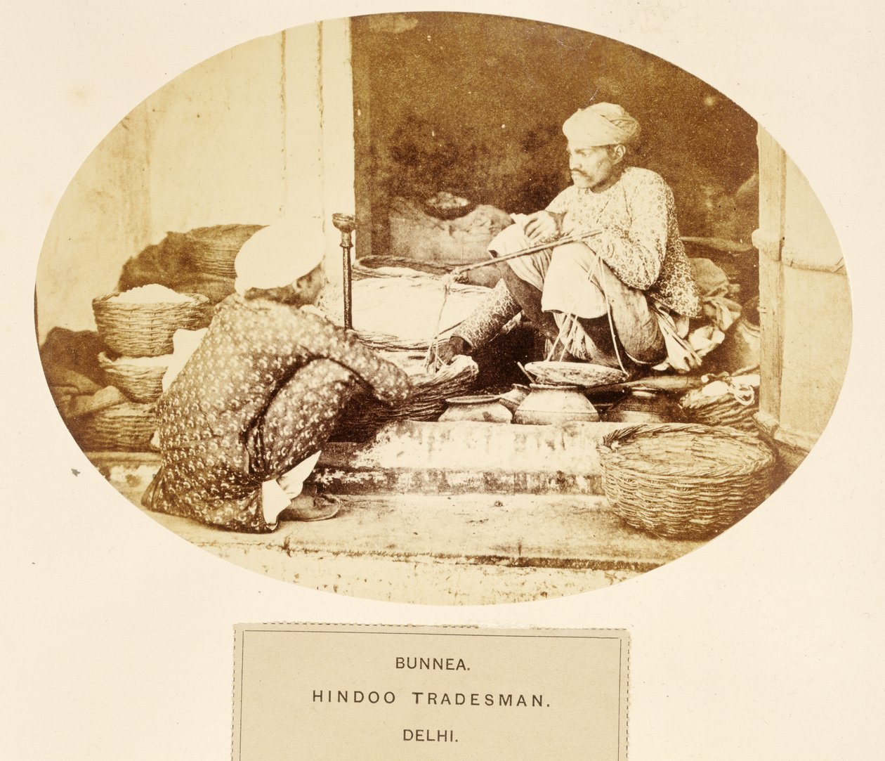 J.フォーブスワトソンによるインドの人々のヒンズー教の商人、デリーのブネアは、1868年に出版されました（アルブメンプリント） 作： 英語の写真家