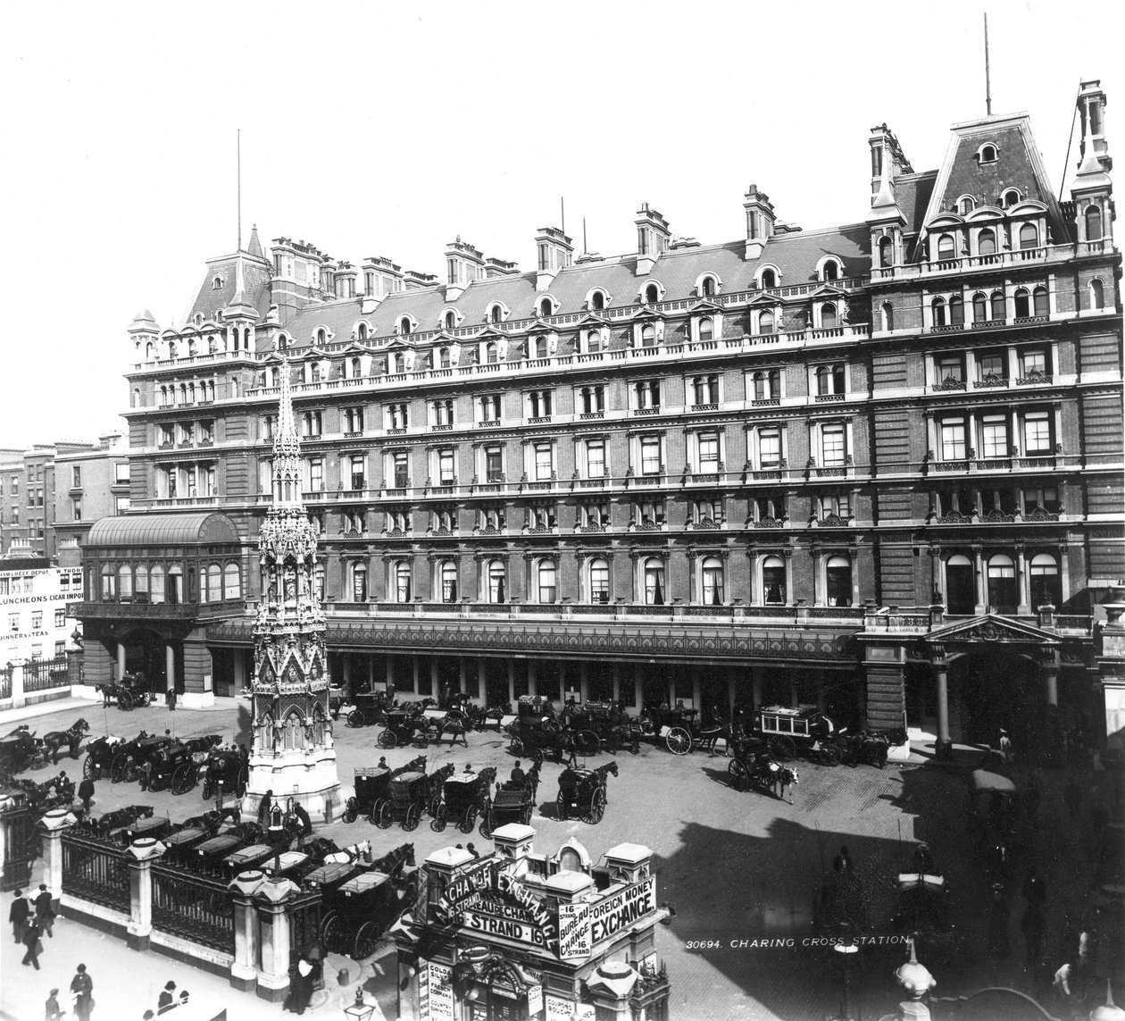チャリングクロスステーションホテル、1890年頃（写真） 作： 英語の写真家
