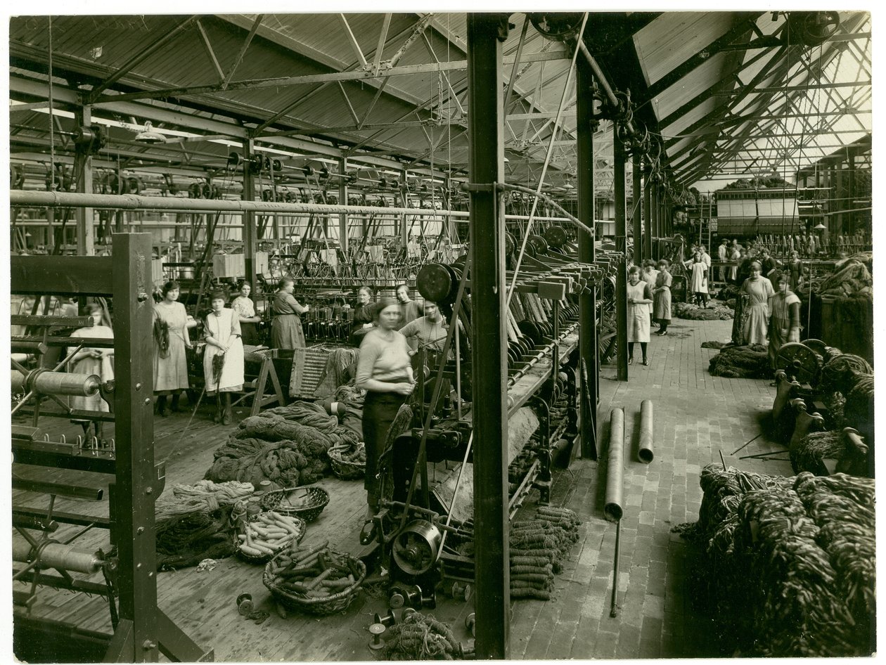 シェニール巻き、カーペット工場、1923 作： 英語の写真家