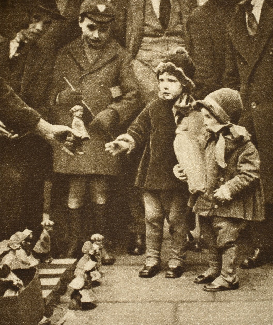 ストリートホーカー、ホルボーンの周りに群がる子供たち（セピア写真） 作： 英語の写真家