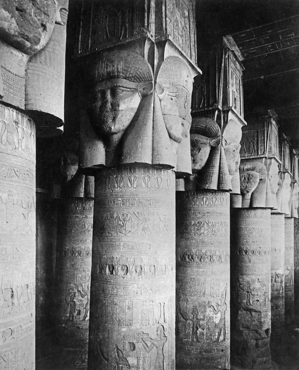 ハトホル神殿の柱、1904-05年 作： 英語の写真家