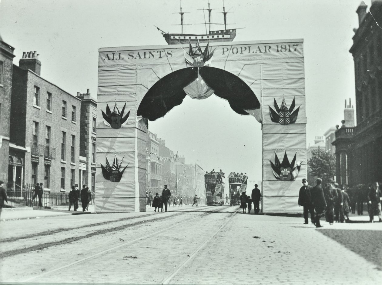 東インドドックロード：一時的なアーチ道、ビクトリアダイヤモンドジュビリー、1897 作： 英語の写真家