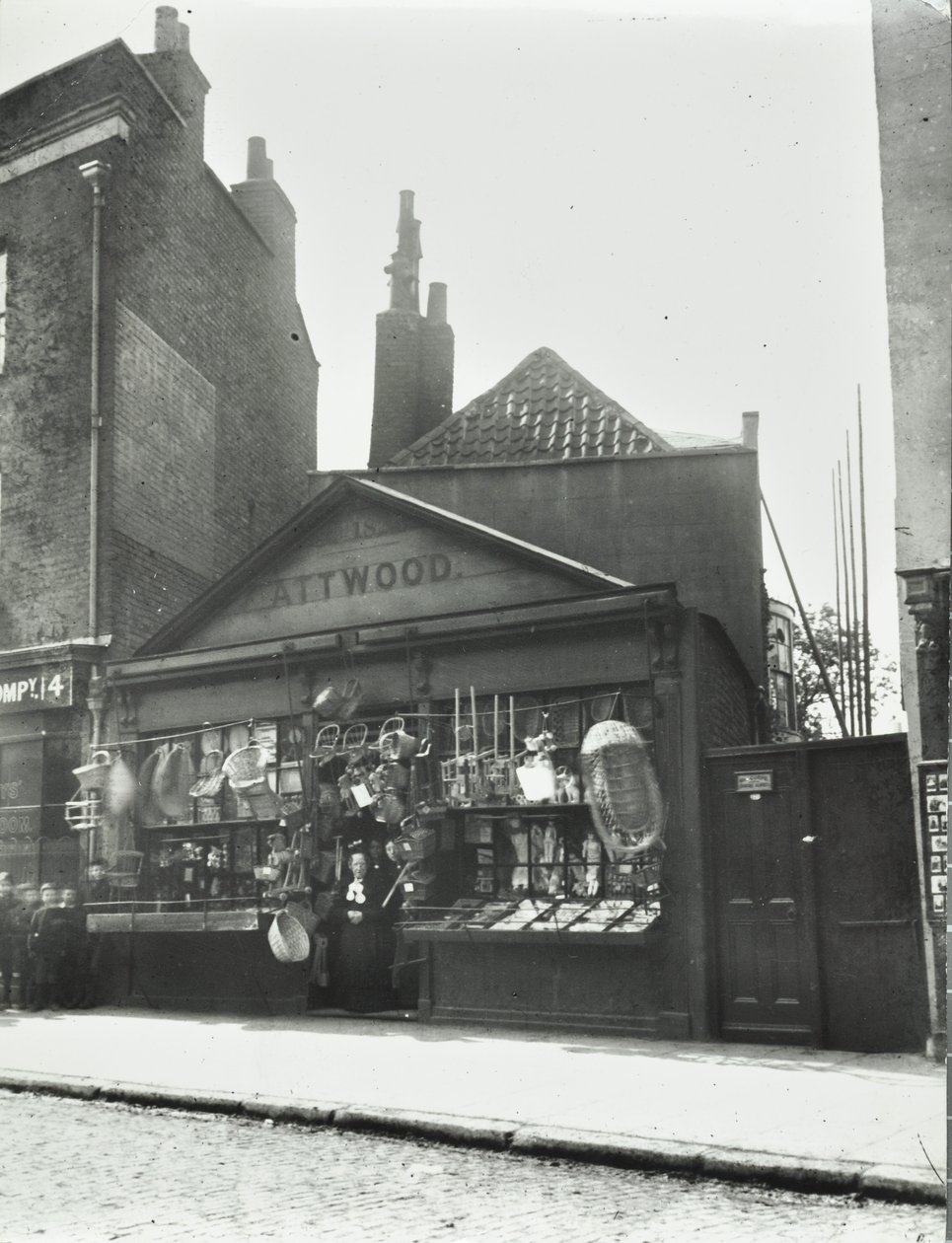 イブリンストリート：1899年、ロンドン、デプトフォードハイストリート 作： 英語の写真家