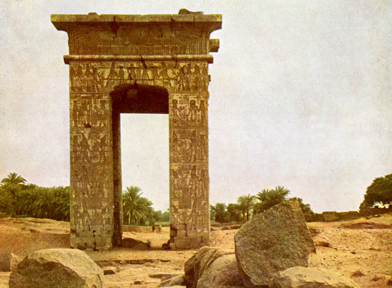 カルナックのプトレマイオス2世のゲートウェイ。 作： 英語の写真家