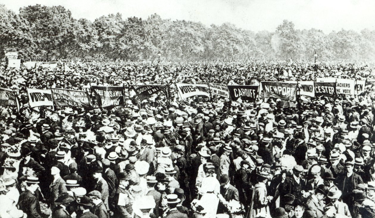 1908年6月21日、ハイドパークでの女性投票のデモ 作： 英語の写真家