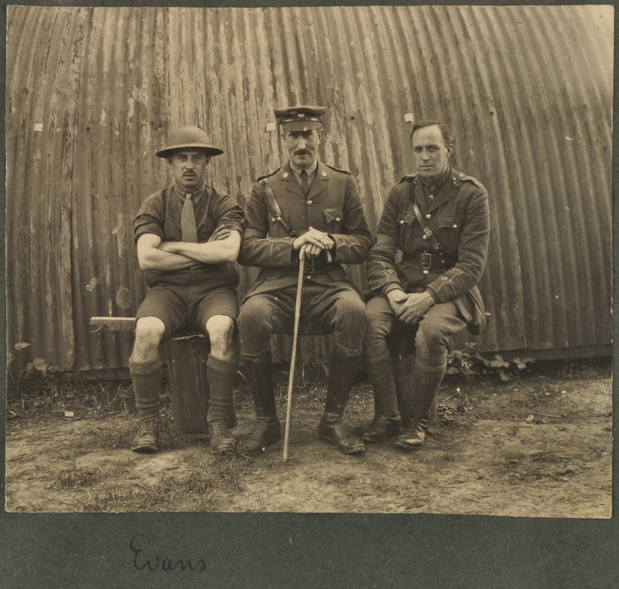日産の小屋の外にいる3人の兵士のグループ、c.1914-18 作： 英語の写真家
