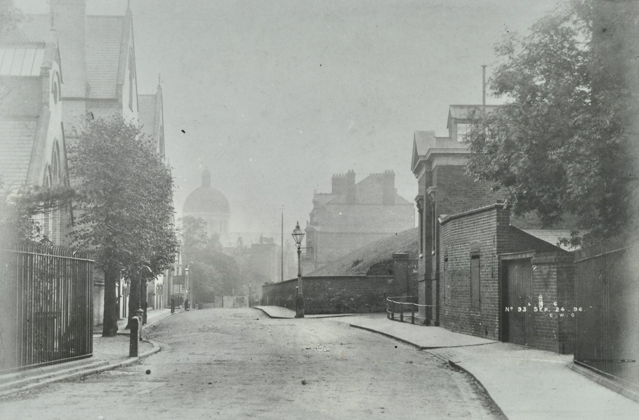 ハイゲートアーチウェイ：1896年の西部アプローチ 作： 英語の写真家