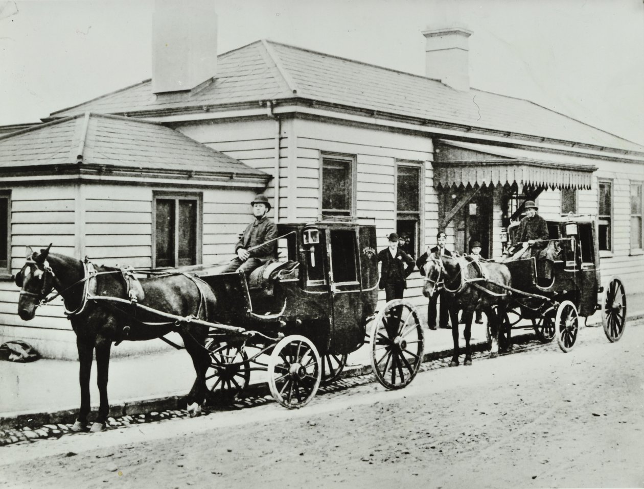 1885年、ウェストボーンパーク駅の馬車 作： 英語の写真家