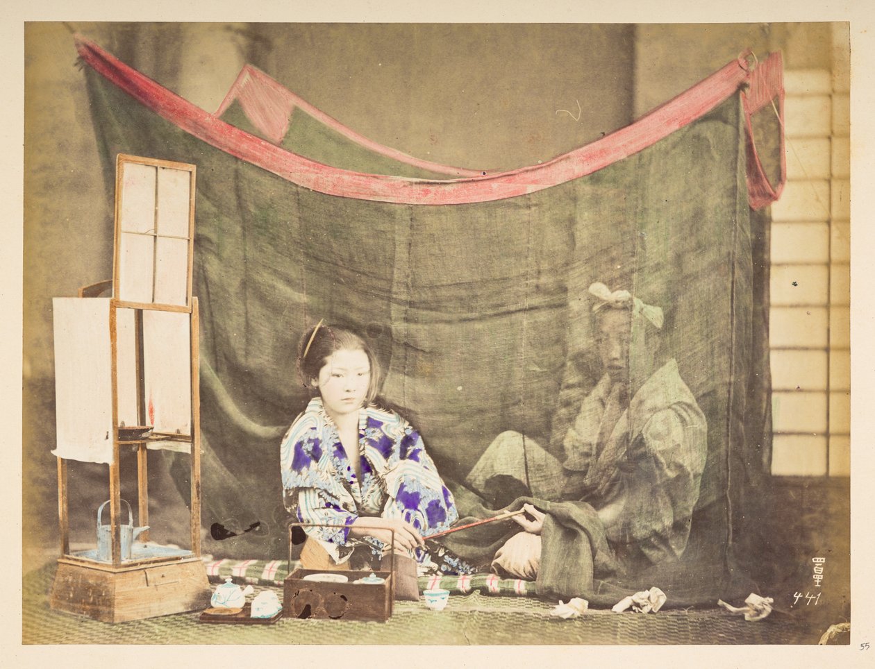 余暇を楽しむ日本人夫婦、 若い日本人女性のアトリエのタブローには、お茶を淹れる障害物が彼女の周りに座っており、彼女の後ろに座っている男性像にパイプを渡し、リネンの蚊帳で保護されています。   撮影者：不明  ルーカス コレクション: 作： 英語の写真家