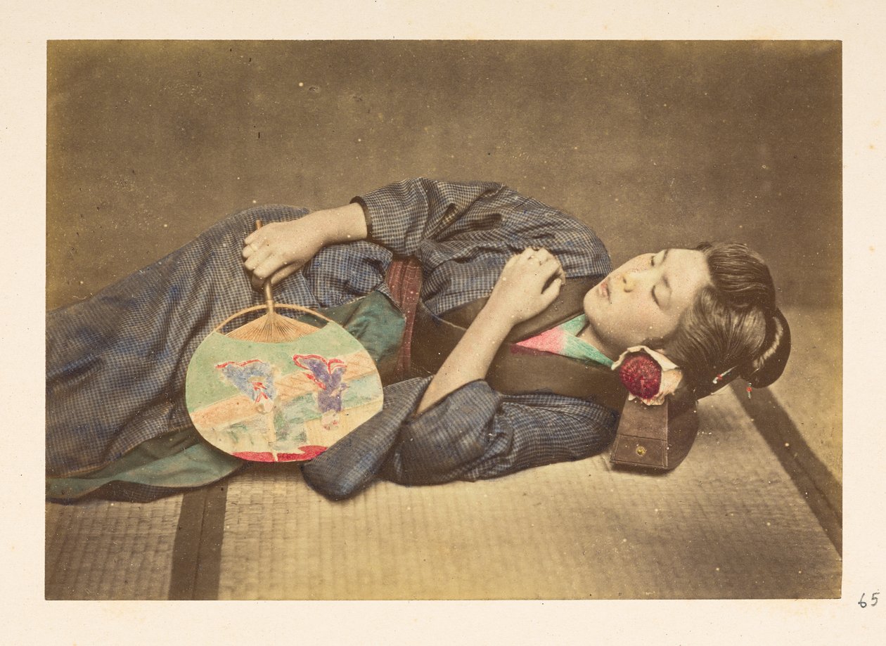 信頼 寝ている日本人女性、 右手に扇子を持ち、木製の枕に頭 絵画