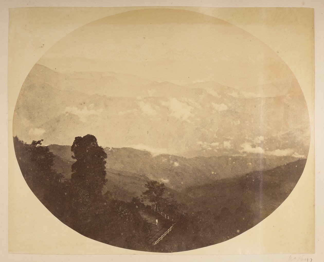 市庁舎近くの丘から見たカンチェンジュンガ、[ダージリン].1870 年代のダージリンの景色 作： 英語の写真家