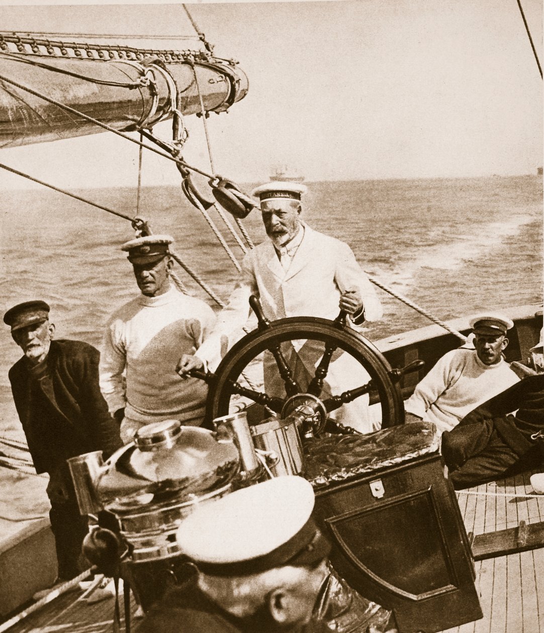 彼のヨットブリタニアの舵取り、1920年代から30年代のジョージ王 作： 英語の写真家