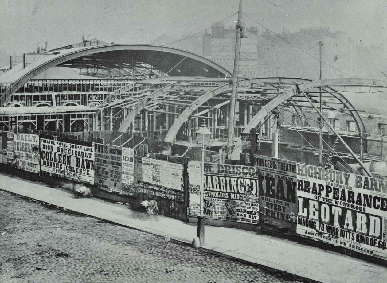 キングスクロス駅：1862年に建設工事が進行中 作： 英語の写真家