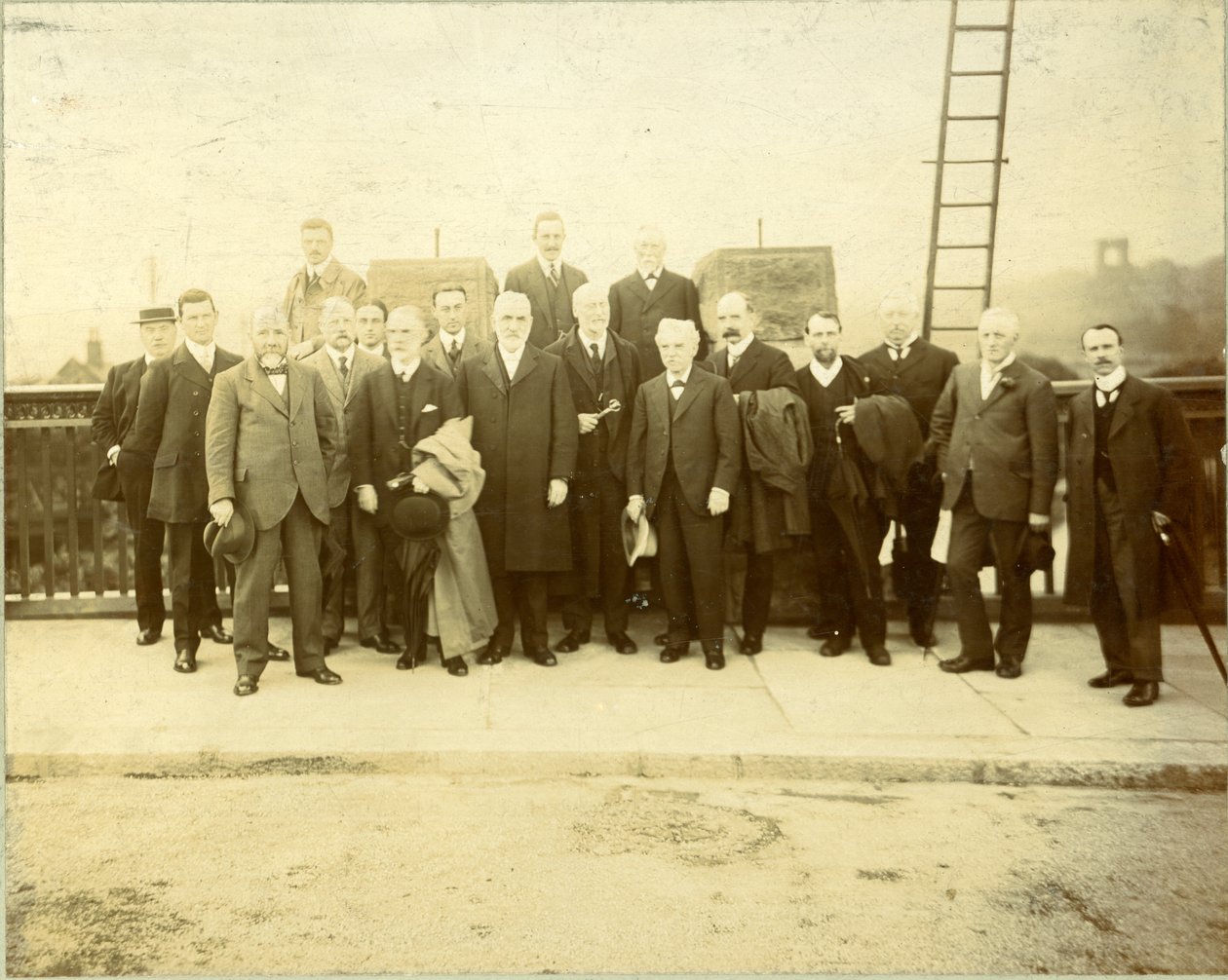 1912年6月28日、市会議員F.M.ラプトンが開通させたカークストール橋改築工事（モノクロ写真） 作： 英語の写真家