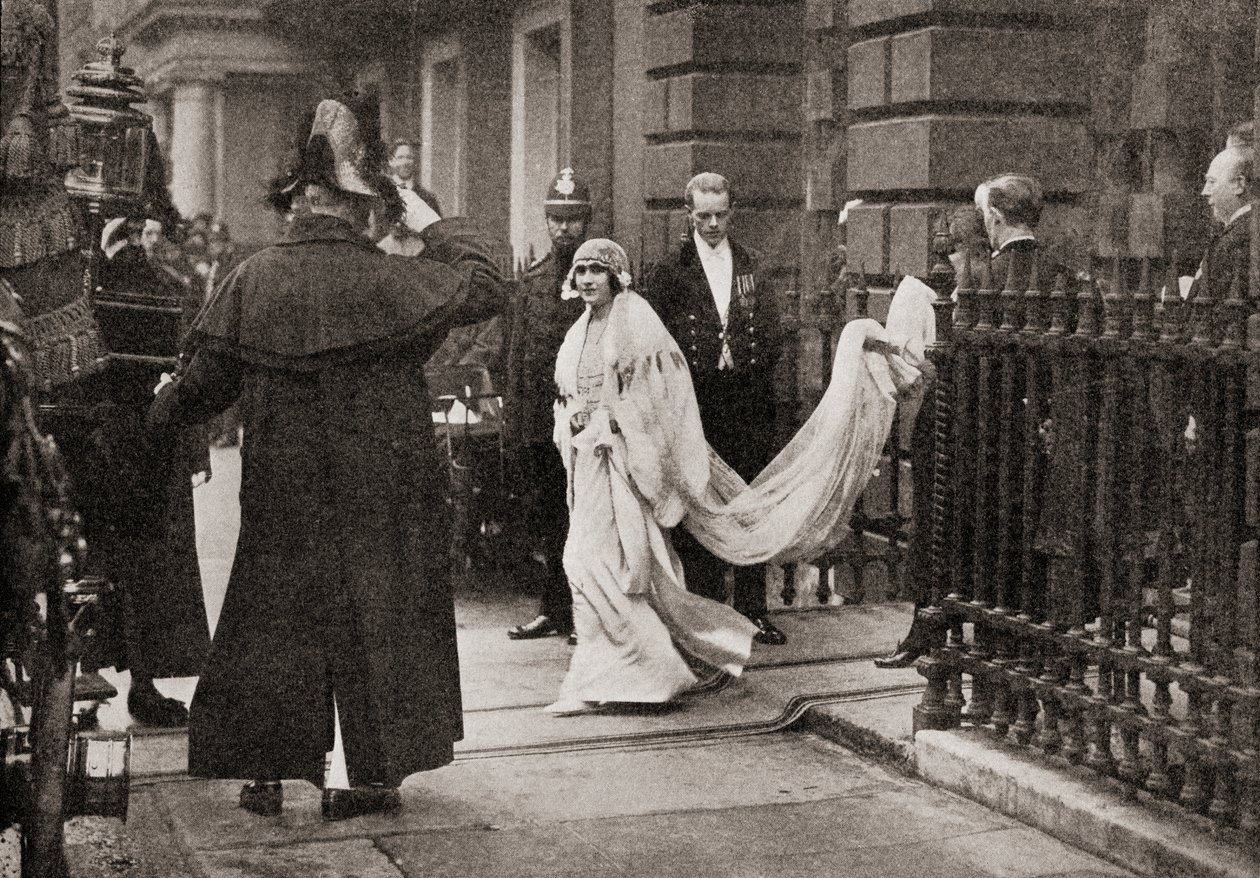 1923年4月26日に結婚式に向かう途中、エリザベスボウズリヨン夫人は、HRHのニューヨーク公爵、後に二十五年の物語からジョージ6世、1935年に出版されました 作： 英語の写真家